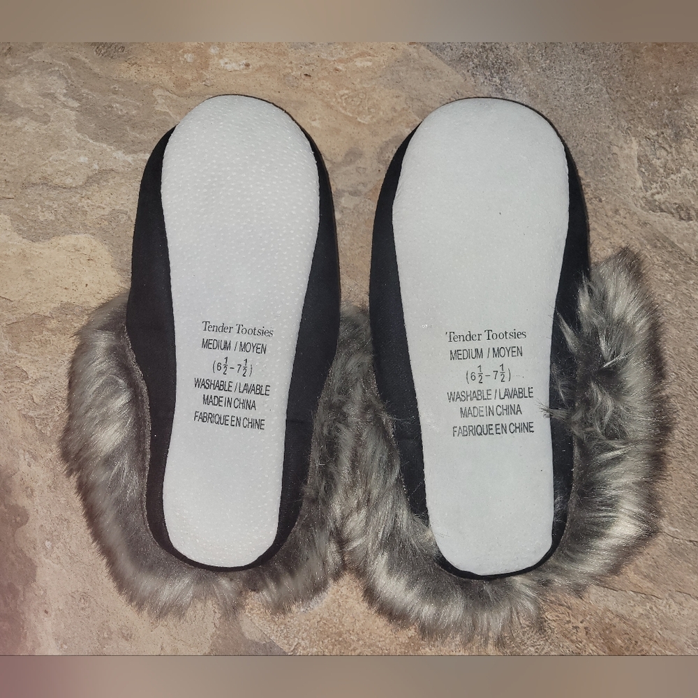 NWOT Furry Slippers size 6.5 - 7.5 - Picture 3 of 3